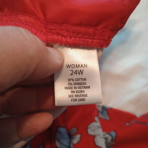 Roz & Ali Crop Ankle Pants Plussize 24 Red Floral Stretch Slimming Zip Front - Picture 5 of 9